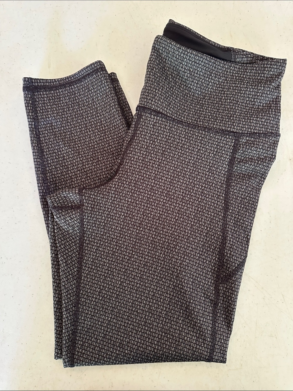 Under Armour Women's High-Rise Black Gray Patterned 7/8 Length Leggings
